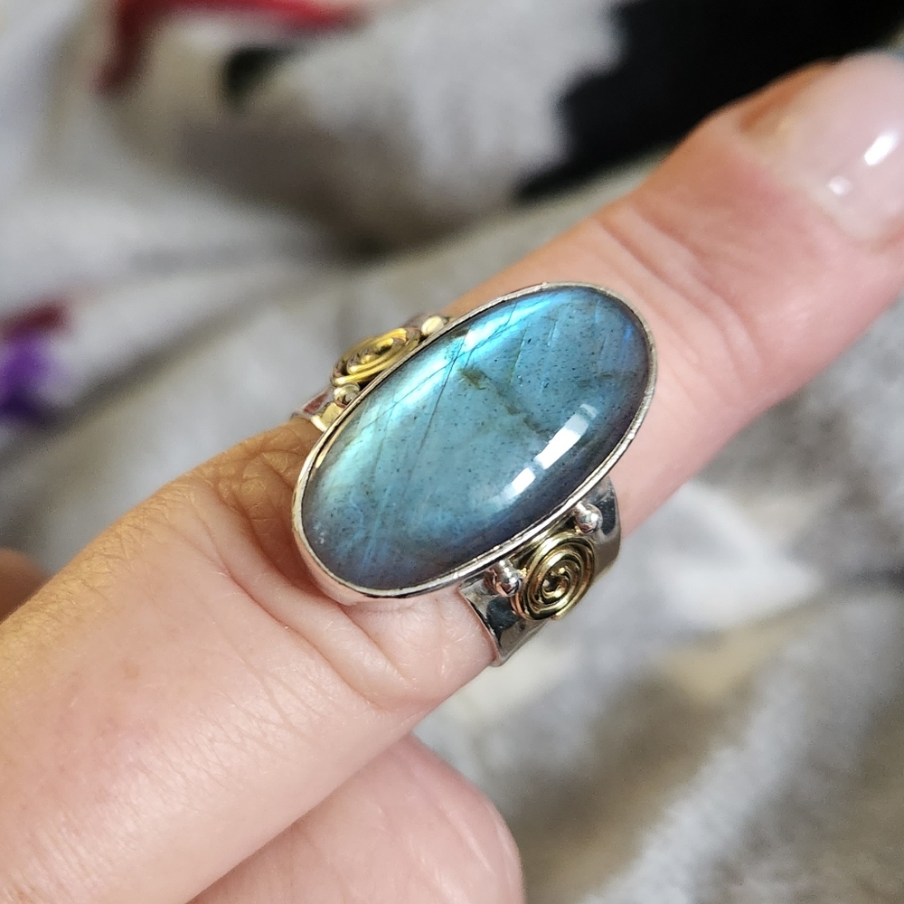 Beautiful Labradorite Ring - Picture 2 of 2